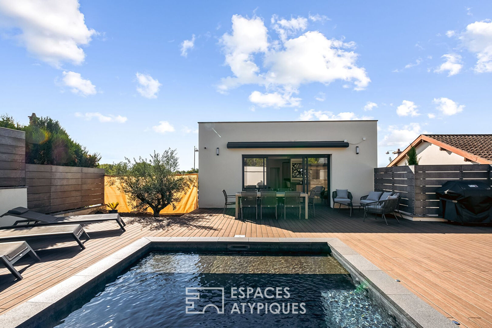 Contemporary house with swimming pool