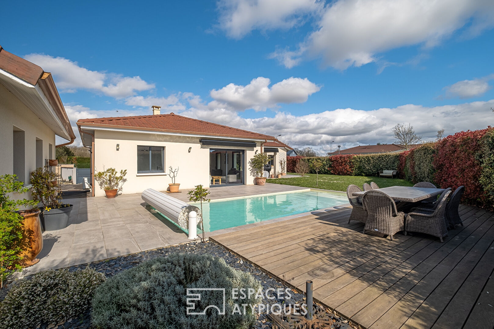 Contemporary single-storey house with swimming pool
