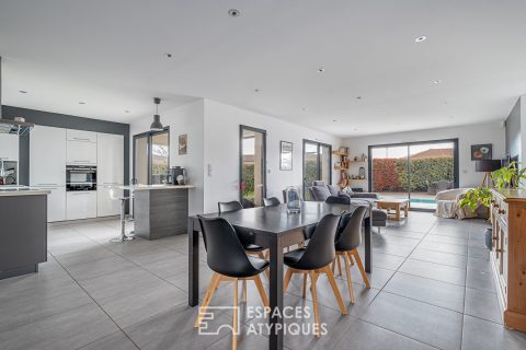Contemporary single-storey house with swimming pool