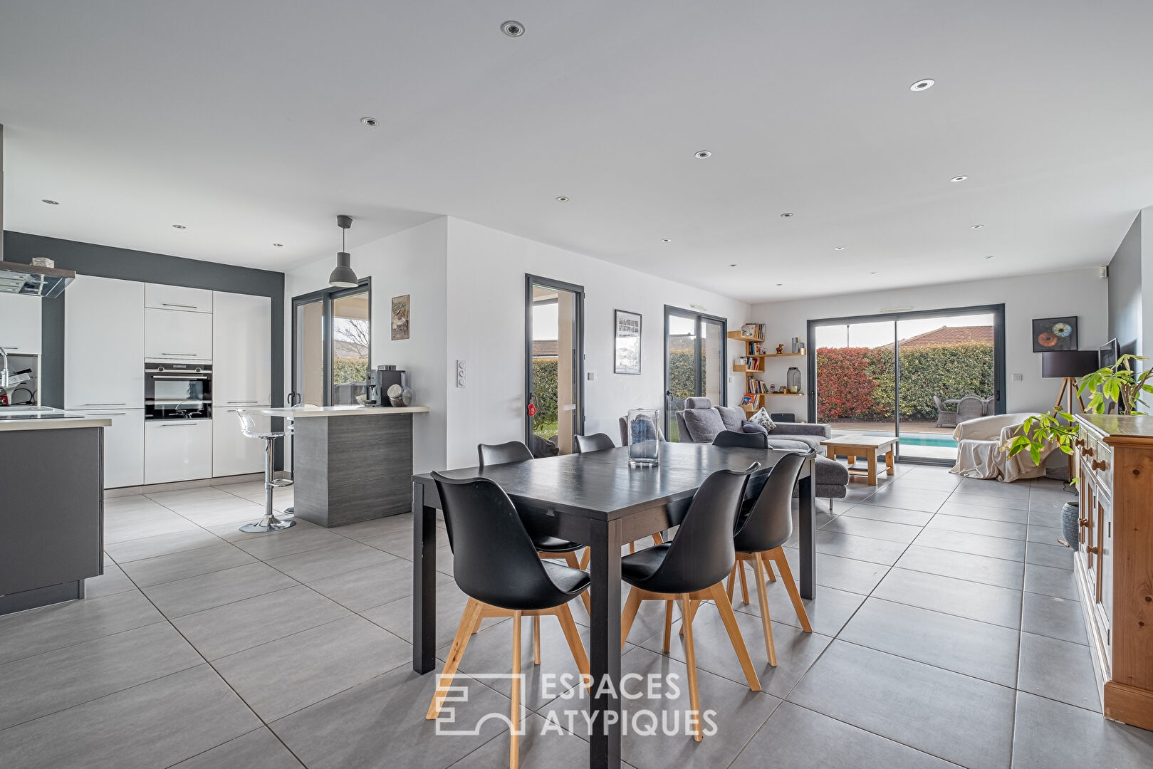 Contemporary single-storey house with swimming pool