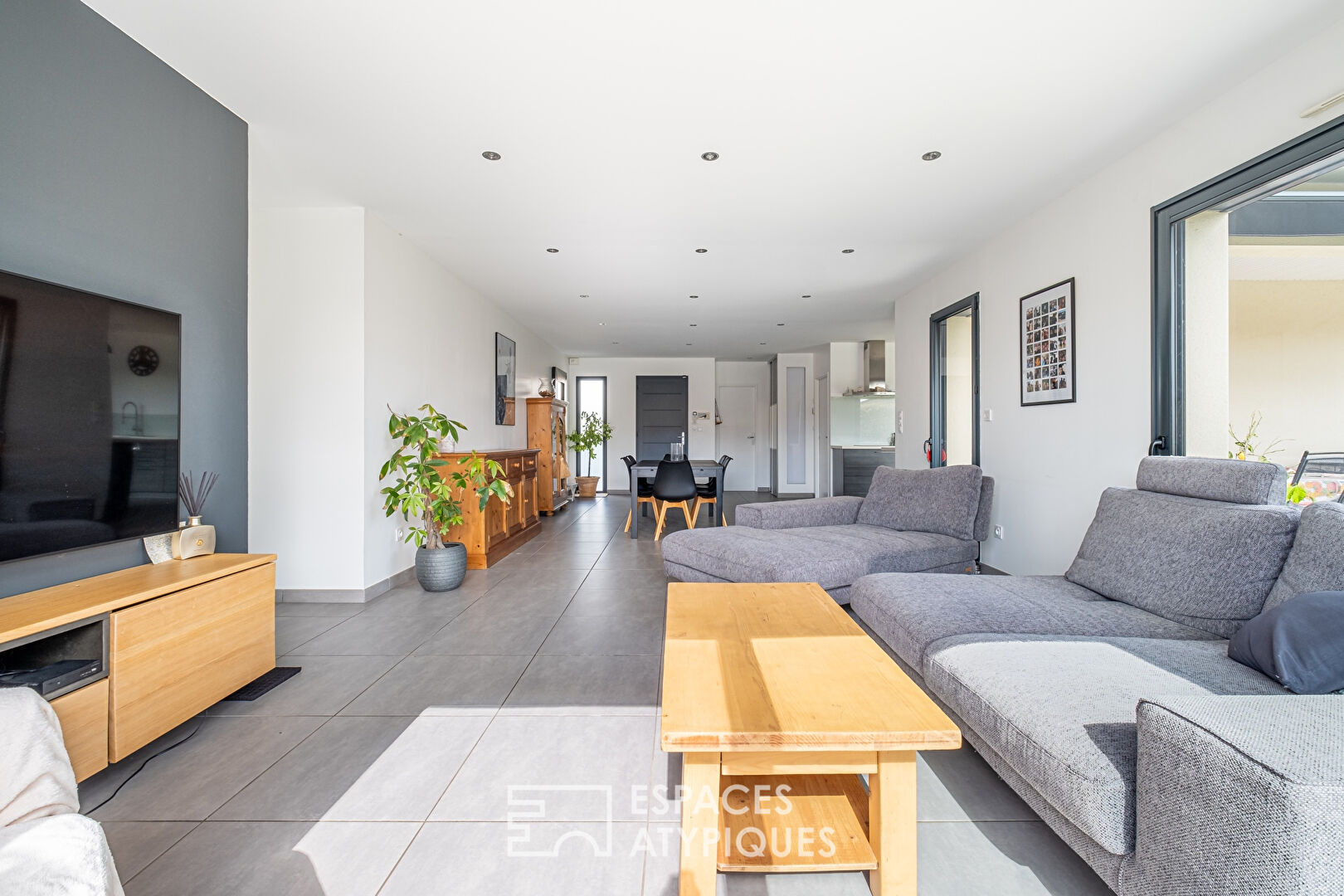 Contemporary single-storey house with swimming pool