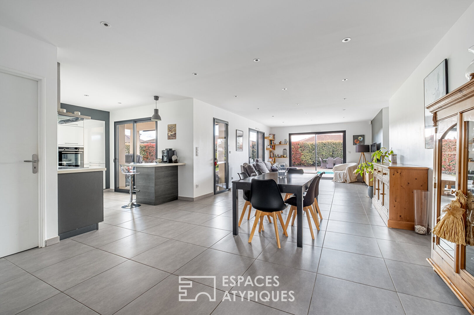 Contemporary single-storey house with swimming pool