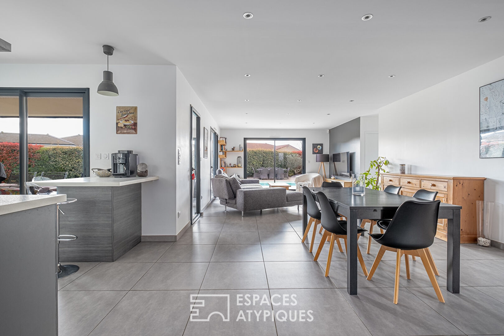 Contemporary single-storey house with swimming pool
