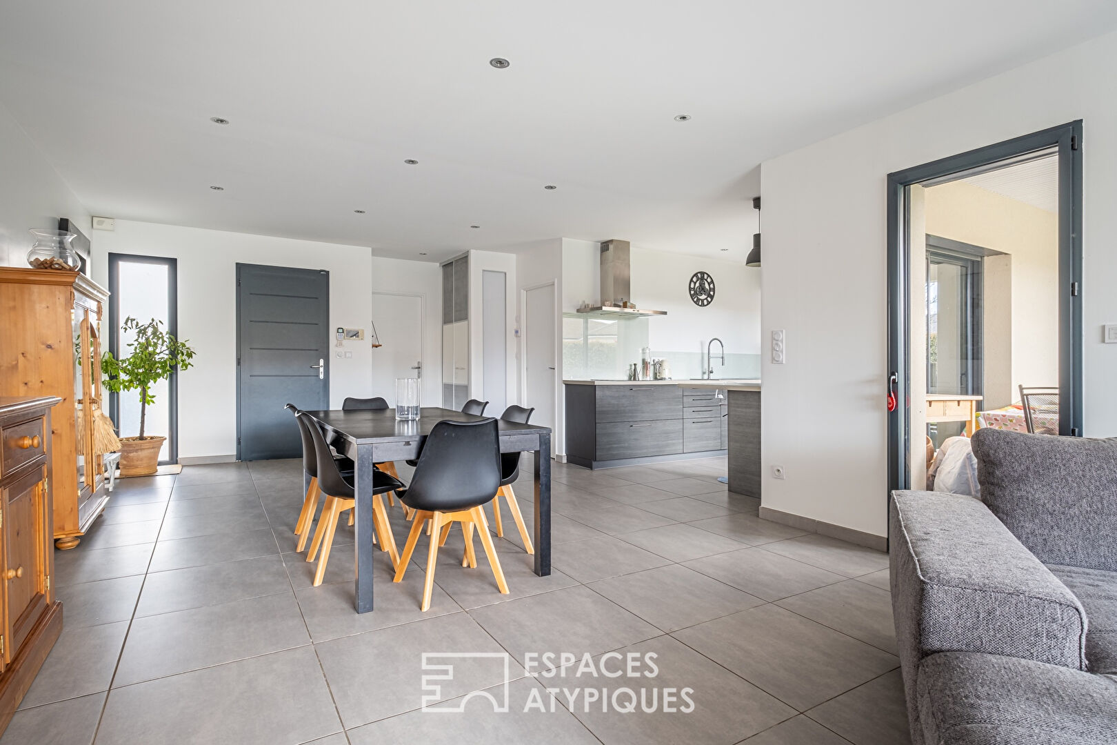 Contemporary single-storey house with swimming pool