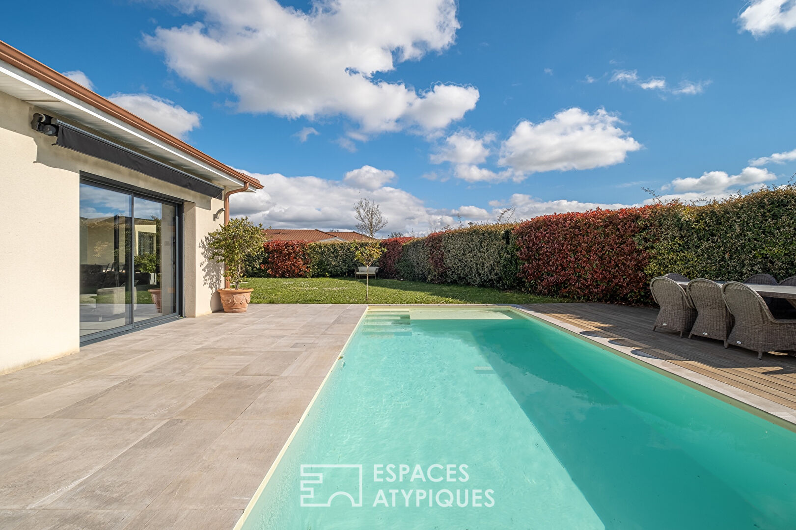 Contemporary single-storey house with swimming pool