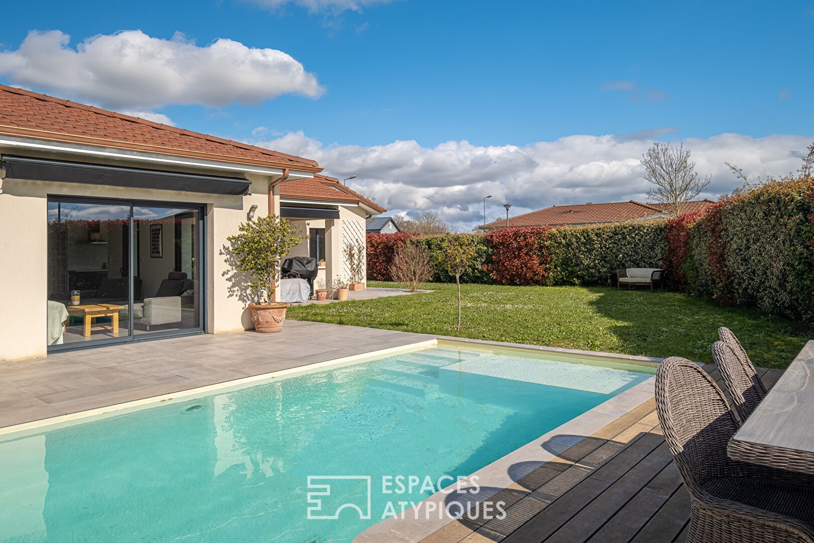 Contemporary single-storey house with swimming pool