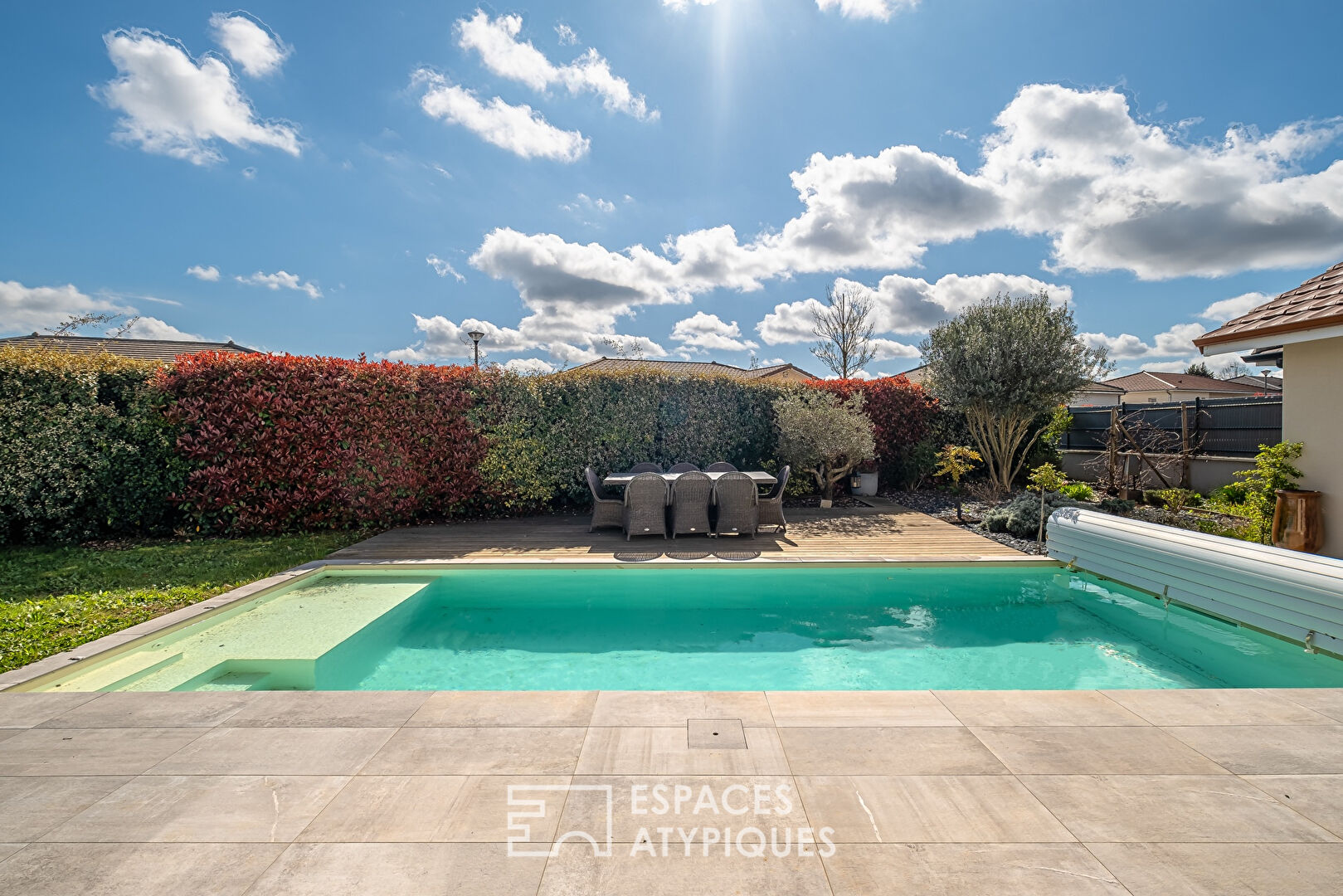 Contemporary single-storey house with swimming pool