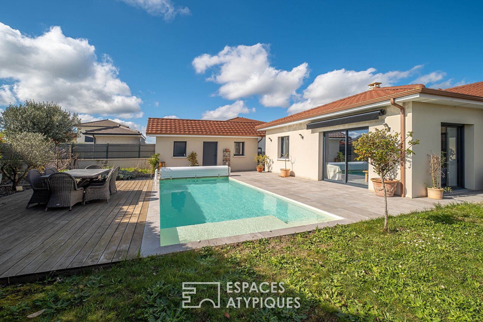 Contemporary single-storey house with swimming pool