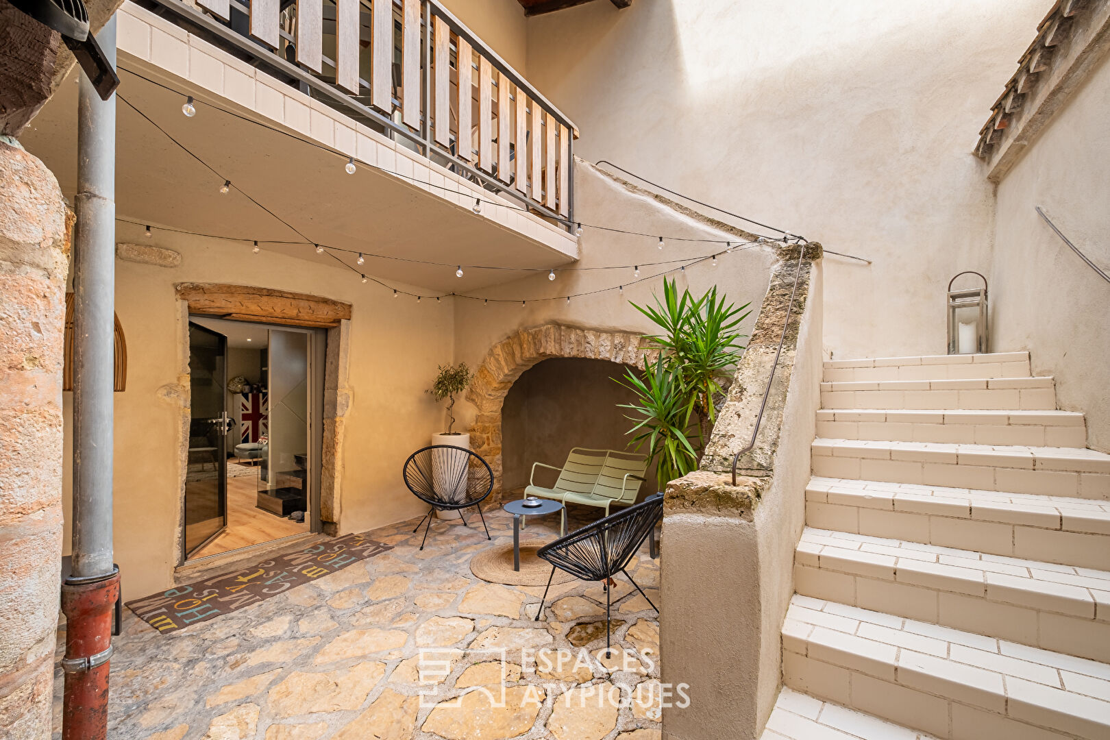 Characterful townhouse with contemporary renovation with garden and garage in the center of Saint-Romain-au-Mont d’Or