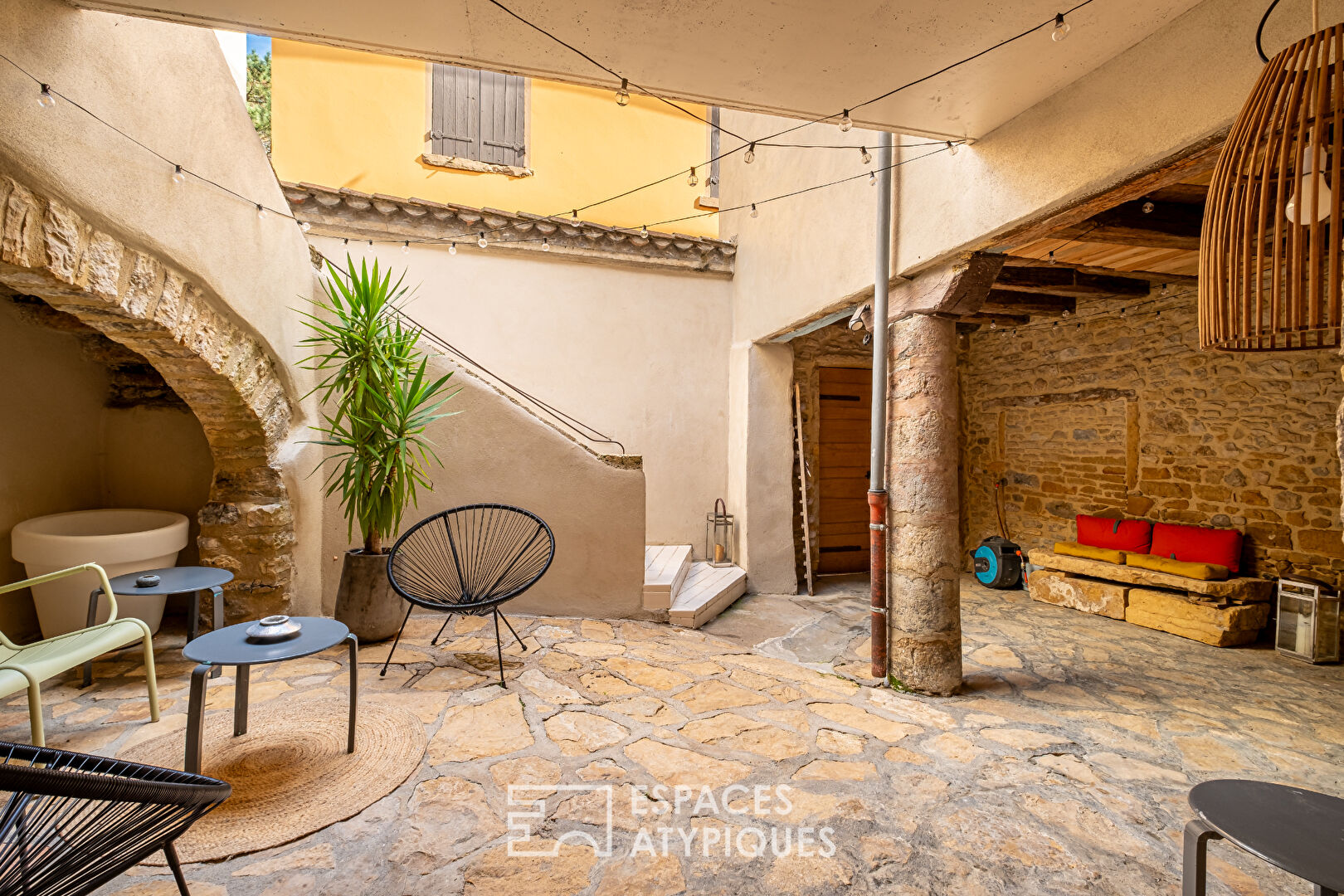 Characterful townhouse with contemporary renovation with garden and garage in the center of Saint-Romain-au-Mont d’Or