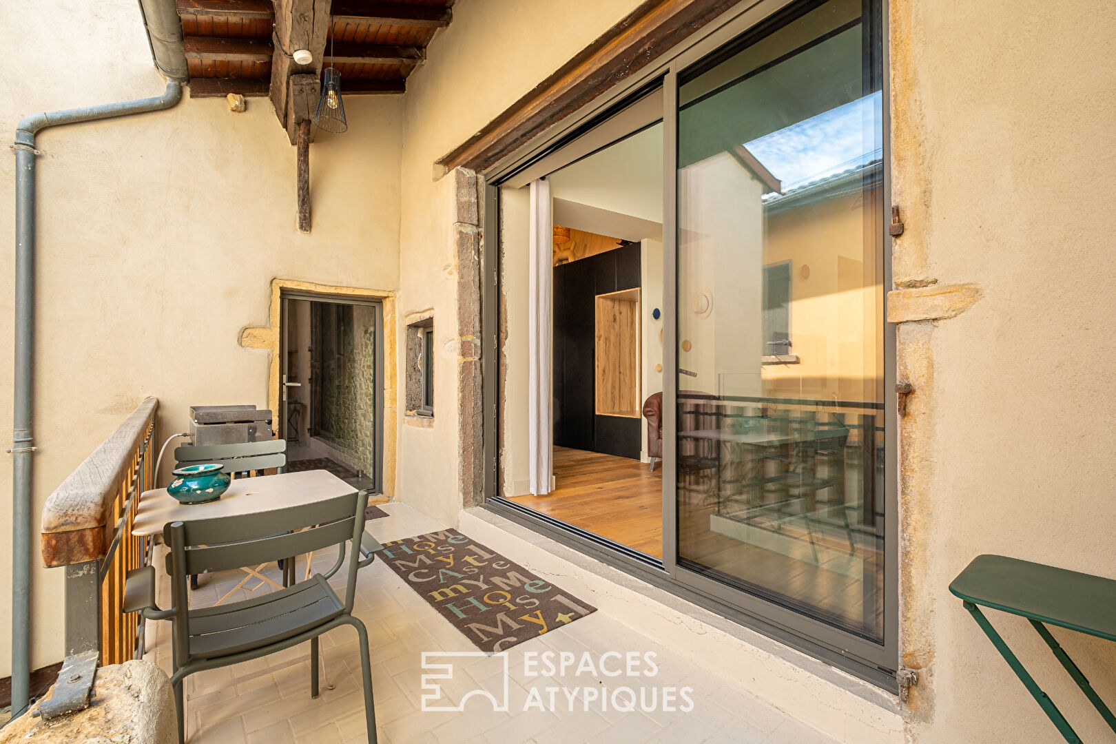 Characterful townhouse with contemporary renovation with garden and garage in the center of Saint-Romain-au-Mont d’Or