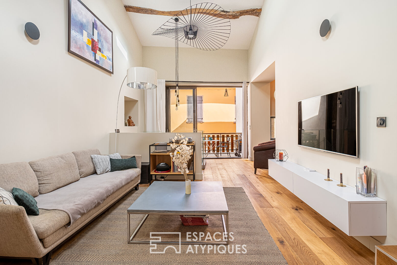 Characterful townhouse with contemporary renovation with garden and garage in the center of Saint-Romain-au-Mont d’Or