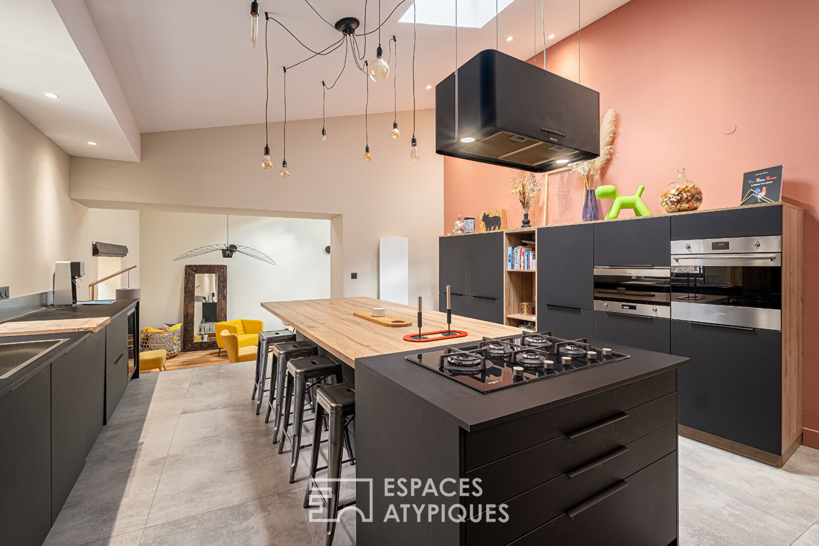 Characterful townhouse with contemporary renovation with garden and garage in the center of Saint-Romain-au-Mont d’Or