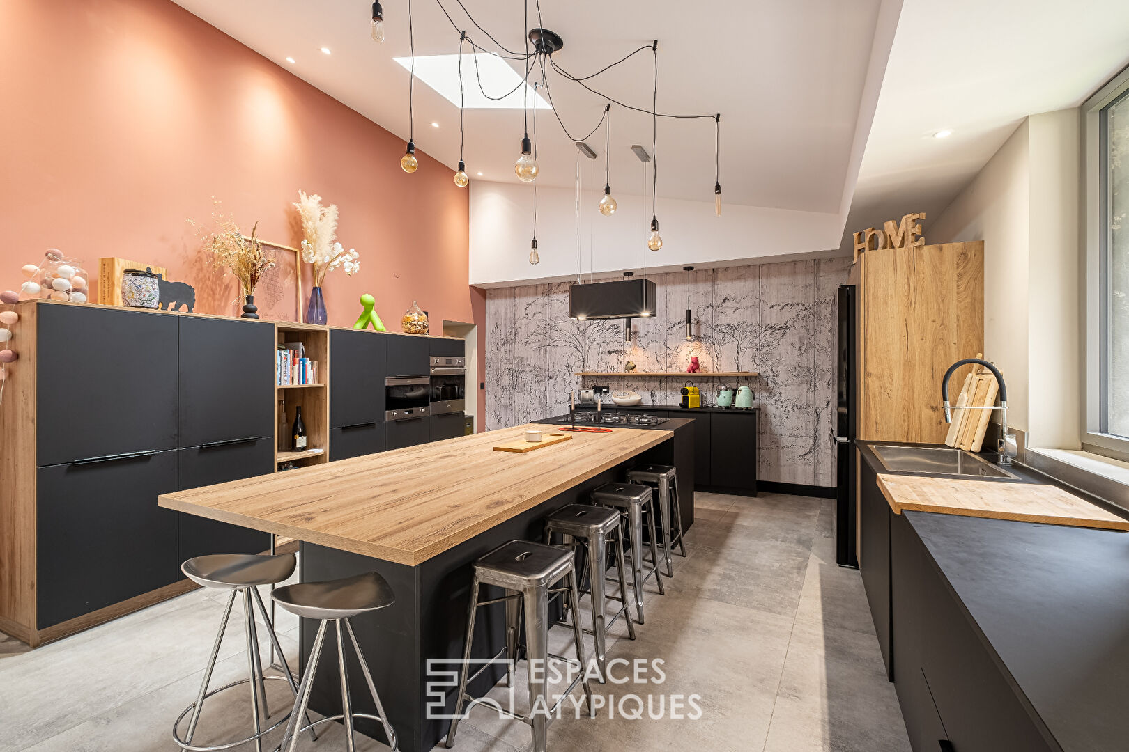Characterful townhouse with contemporary renovation with garden and garage in the center of Saint-Romain-au-Mont d’Or
