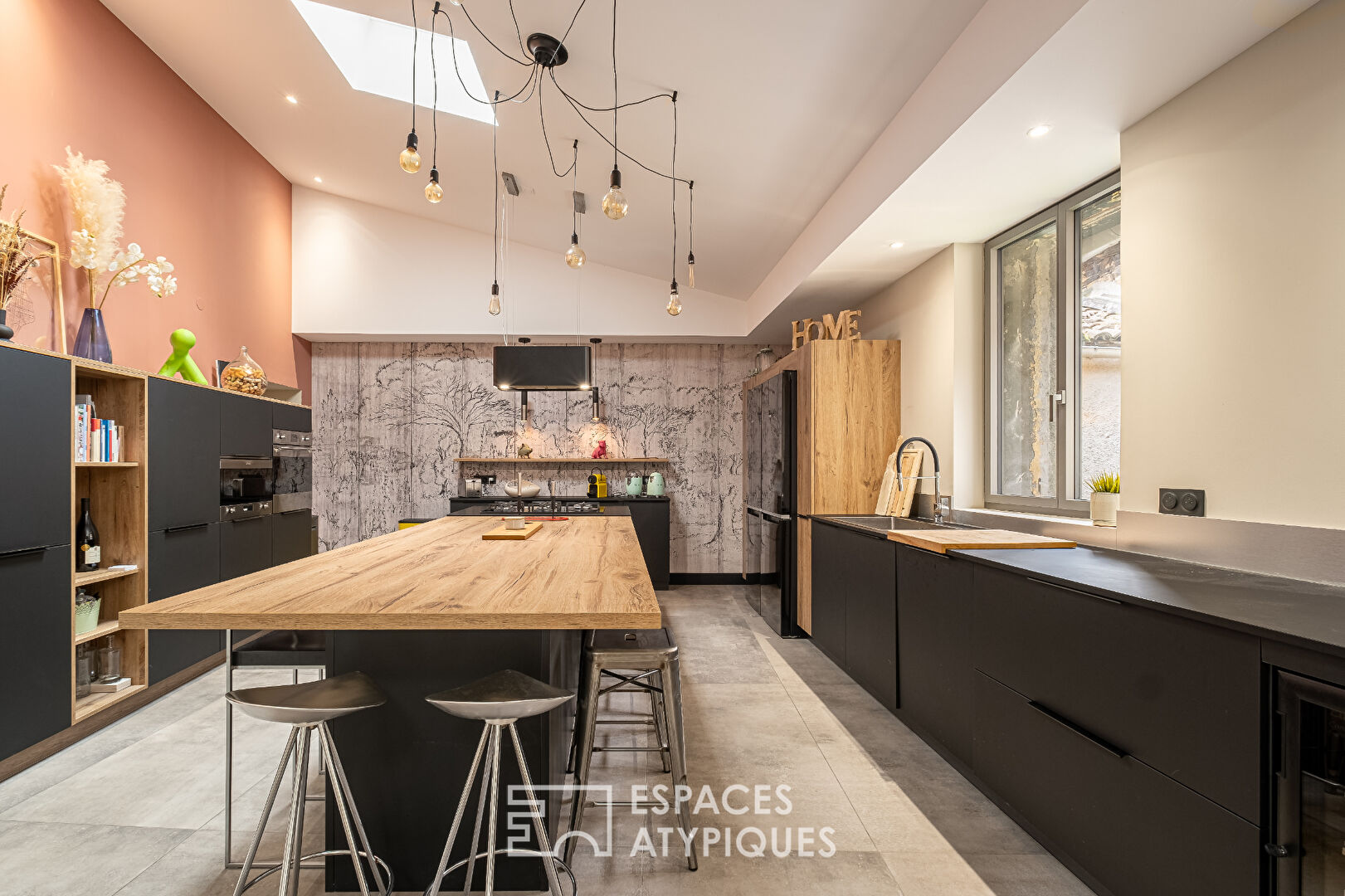 Characterful townhouse with contemporary renovation with garden and garage in the center of Saint-Romain-au-Mont d’Or