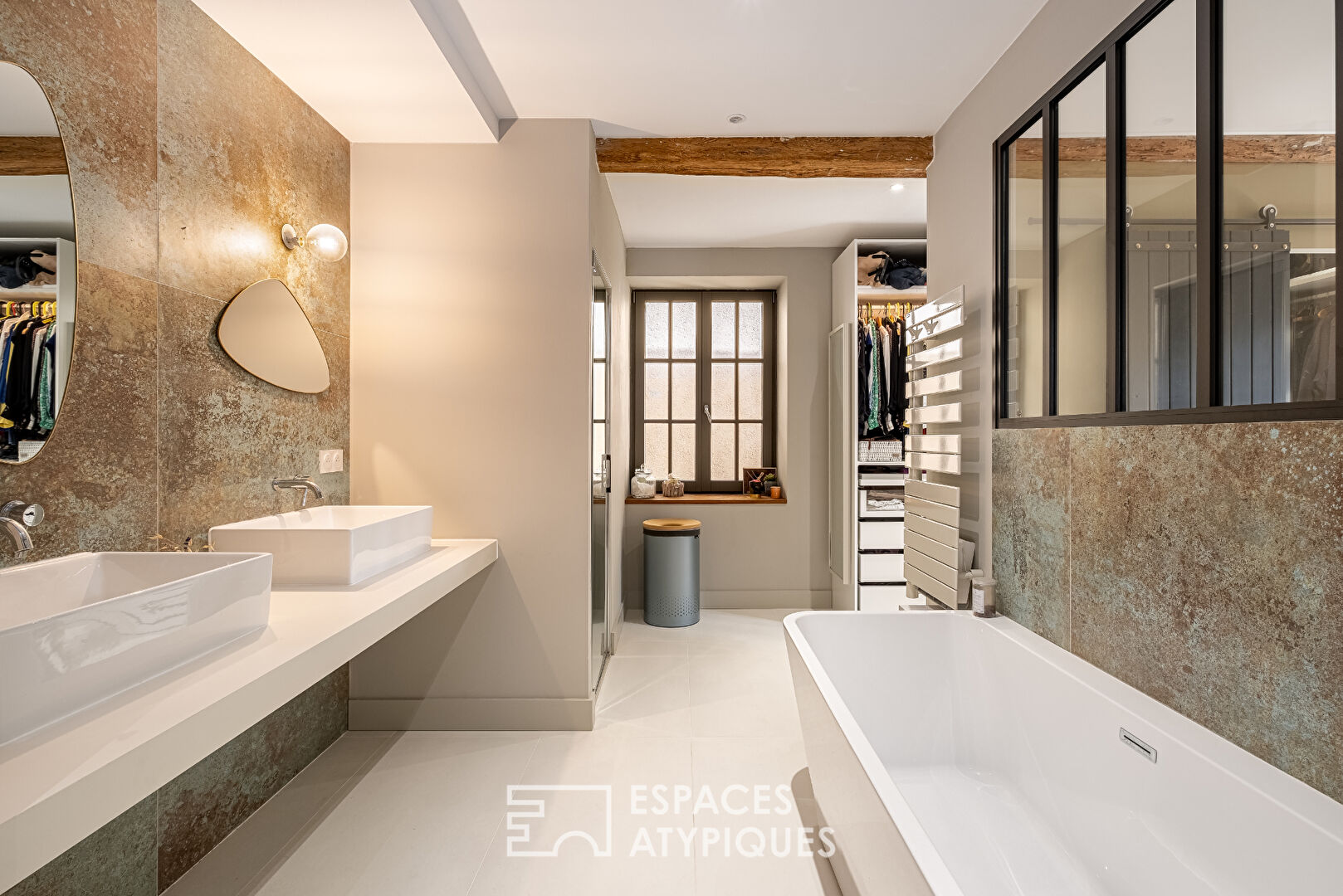 Characterful townhouse with contemporary renovation with garden and garage in the center of Saint-Romain-au-Mont d’Or