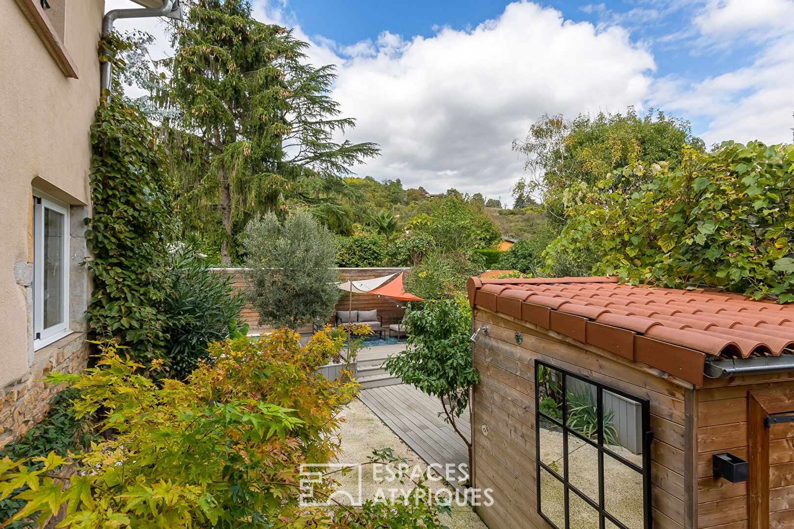 Maison atypique avec piscine en bordure des Monts d’Or