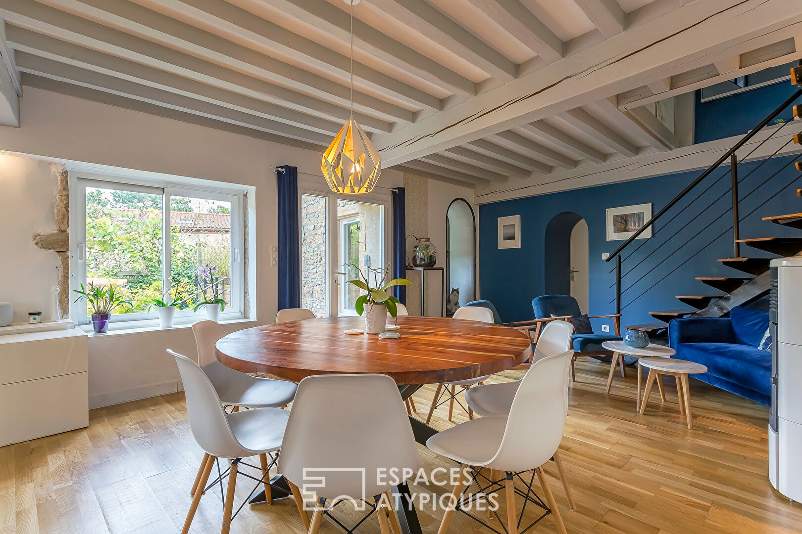 Maison atypique avec piscine en bordure des Monts d’Or