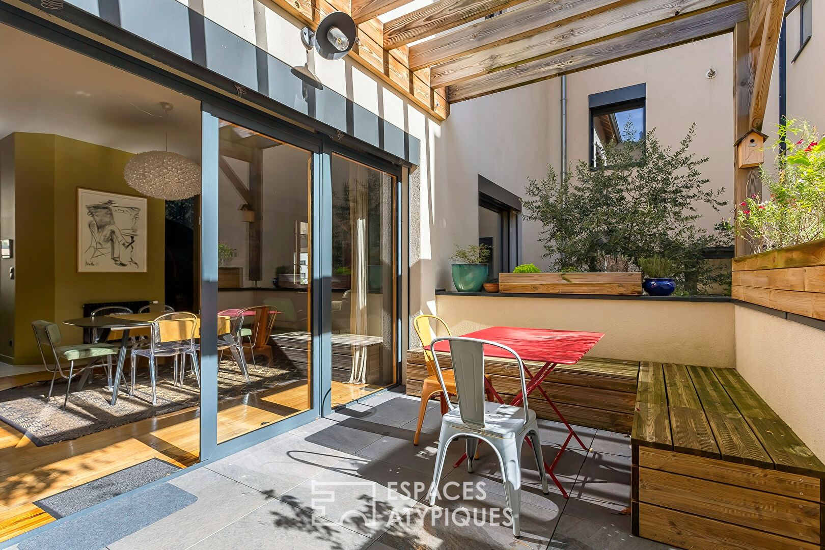 Maison 1930 entièrement rénovée avec terrasse et patio