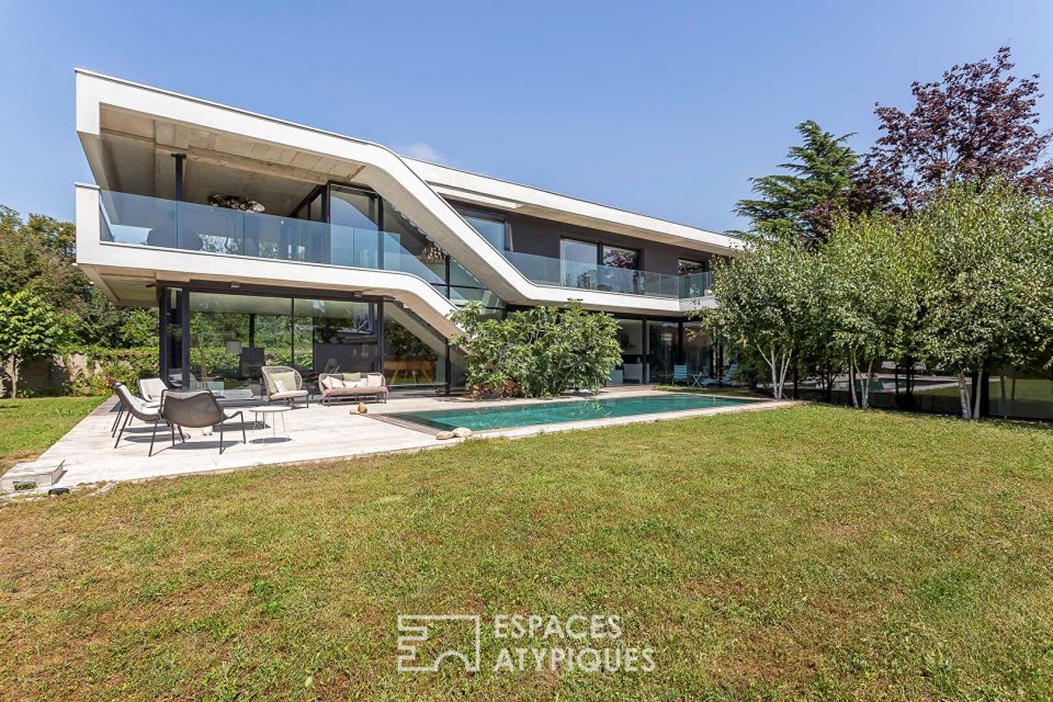 Villa d'architecte aux lignes modernes avec piscine dans le Bourg de Caluire-et-Cuire