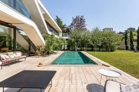 Villa d’architecte aux lignes modernes avec piscine dans le Bourg de Caluire-et-Cuire
