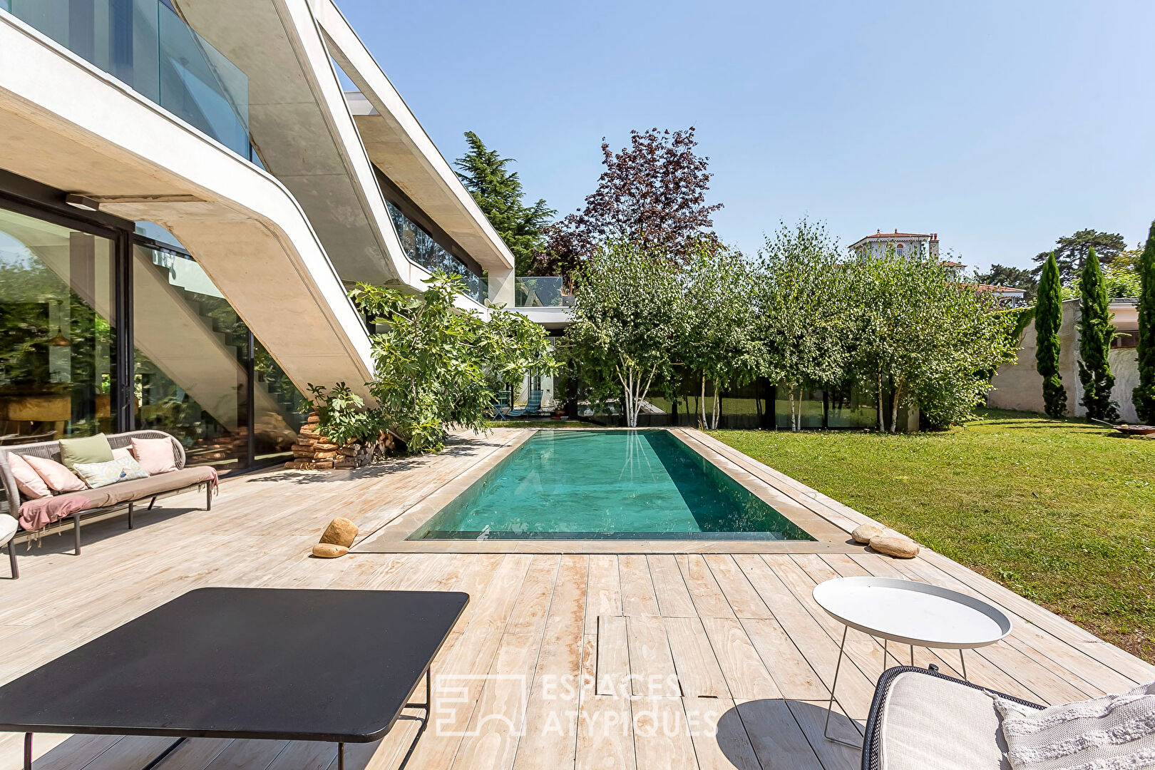 Villa d’architecte aux lignes modernes avec piscine dans le Bourg de Caluire-et-Cuire