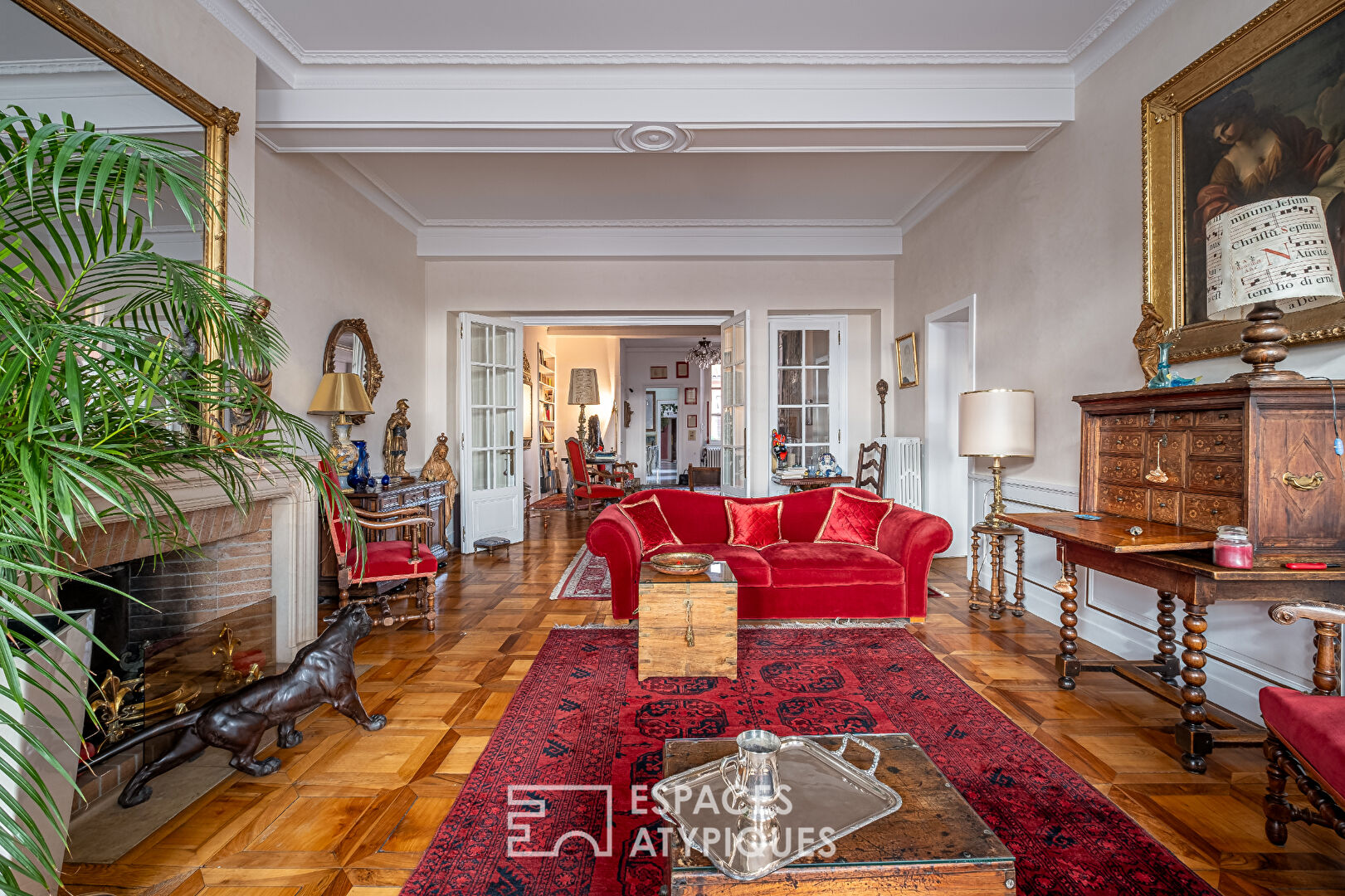 Very beautiful bourgeois apartment with balconies Place Bellecour