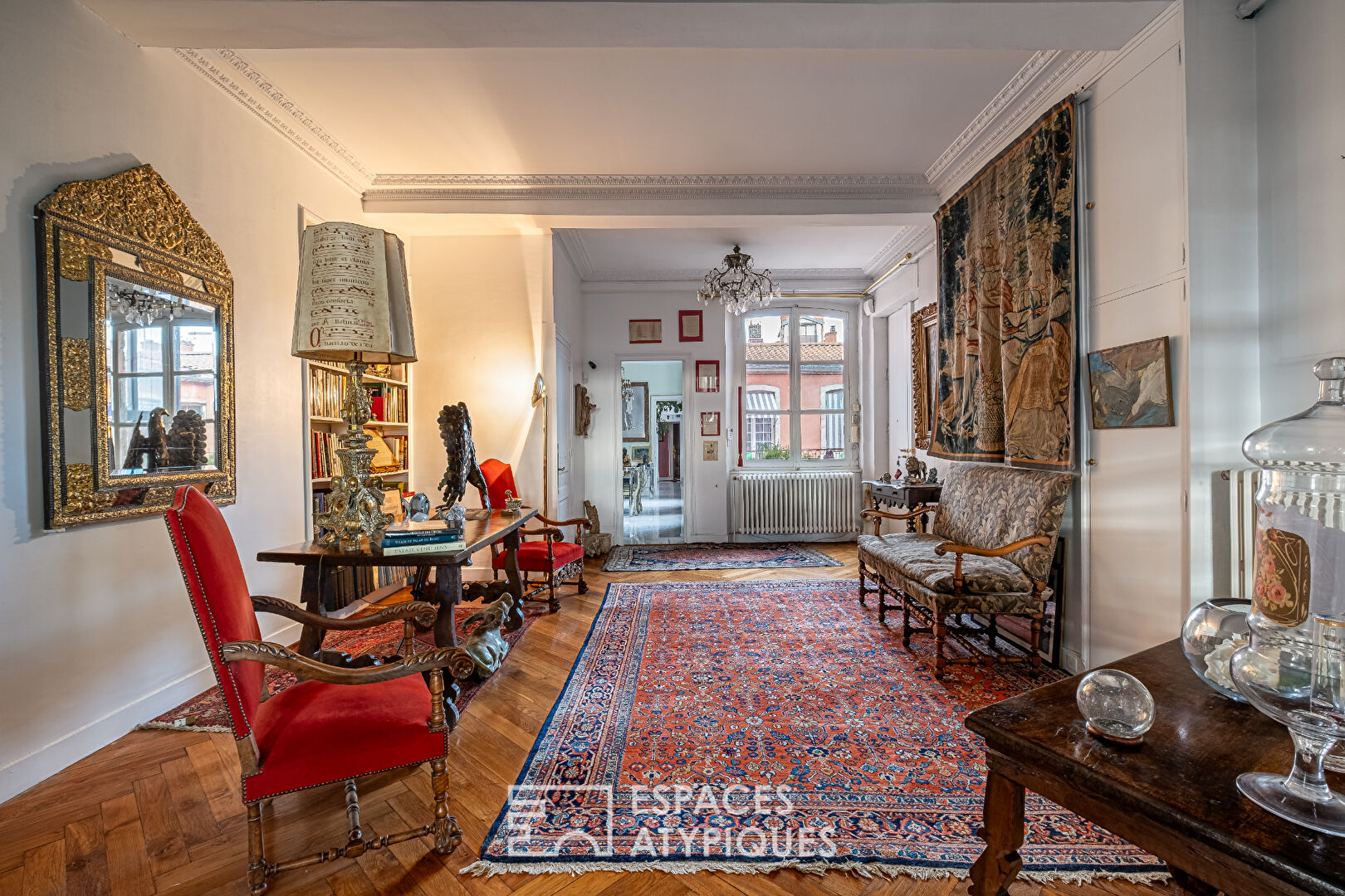 Very beautiful bourgeois apartment with balconies Place Bellecour