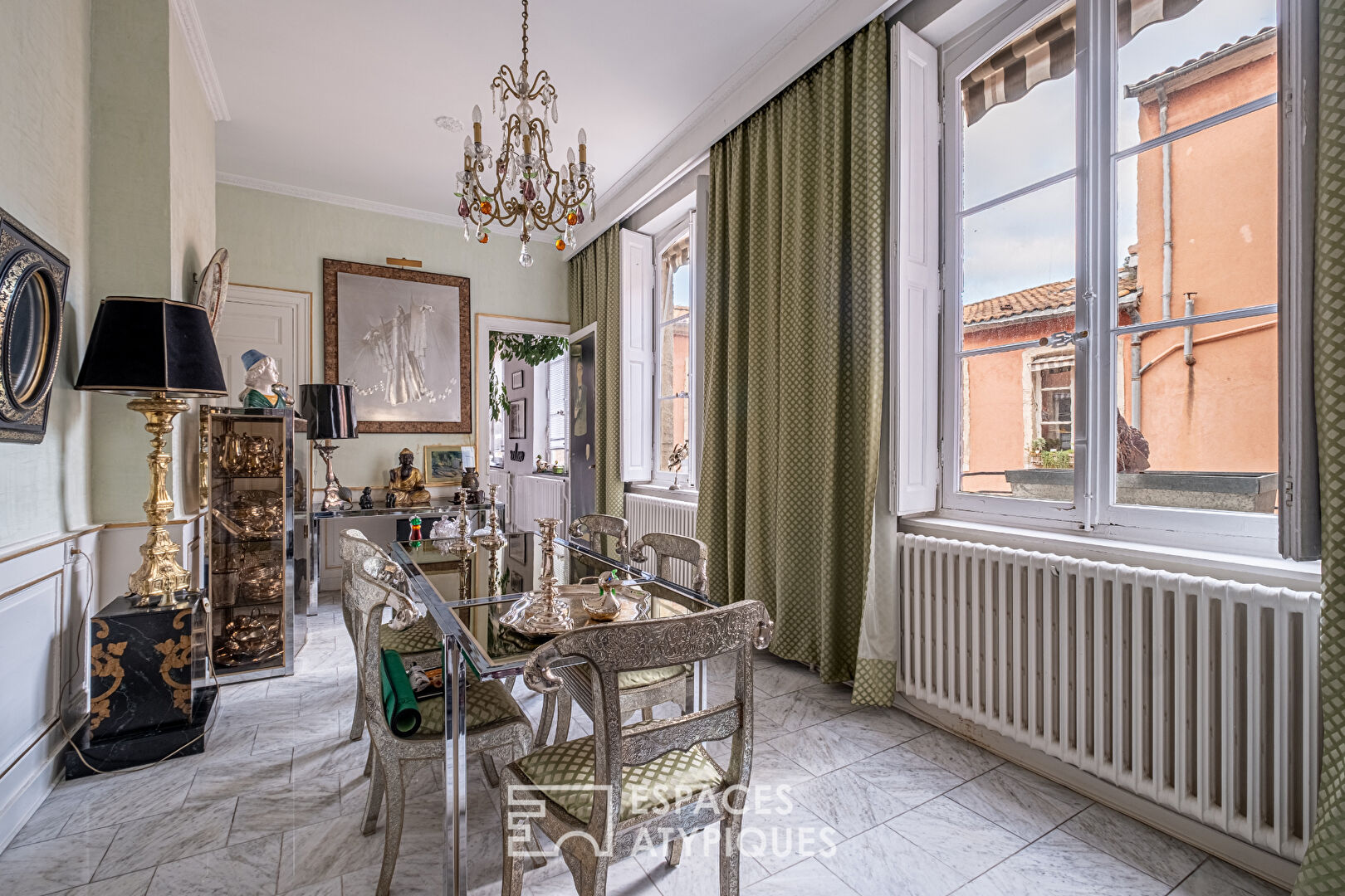Very beautiful bourgeois apartment with balconies Place Bellecour