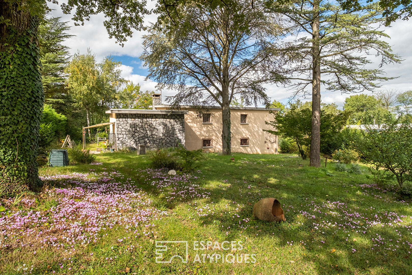 1970s house with great potential in a unique setting