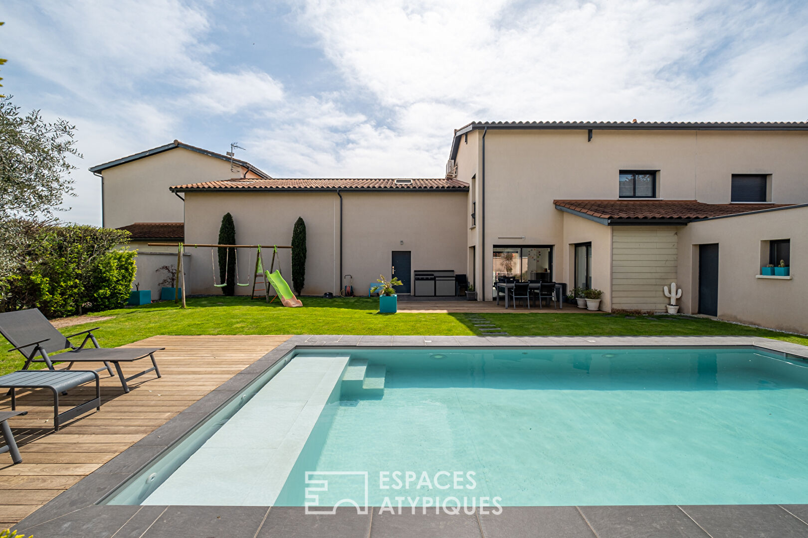 Recent villa with swimming pool and five bedrooms