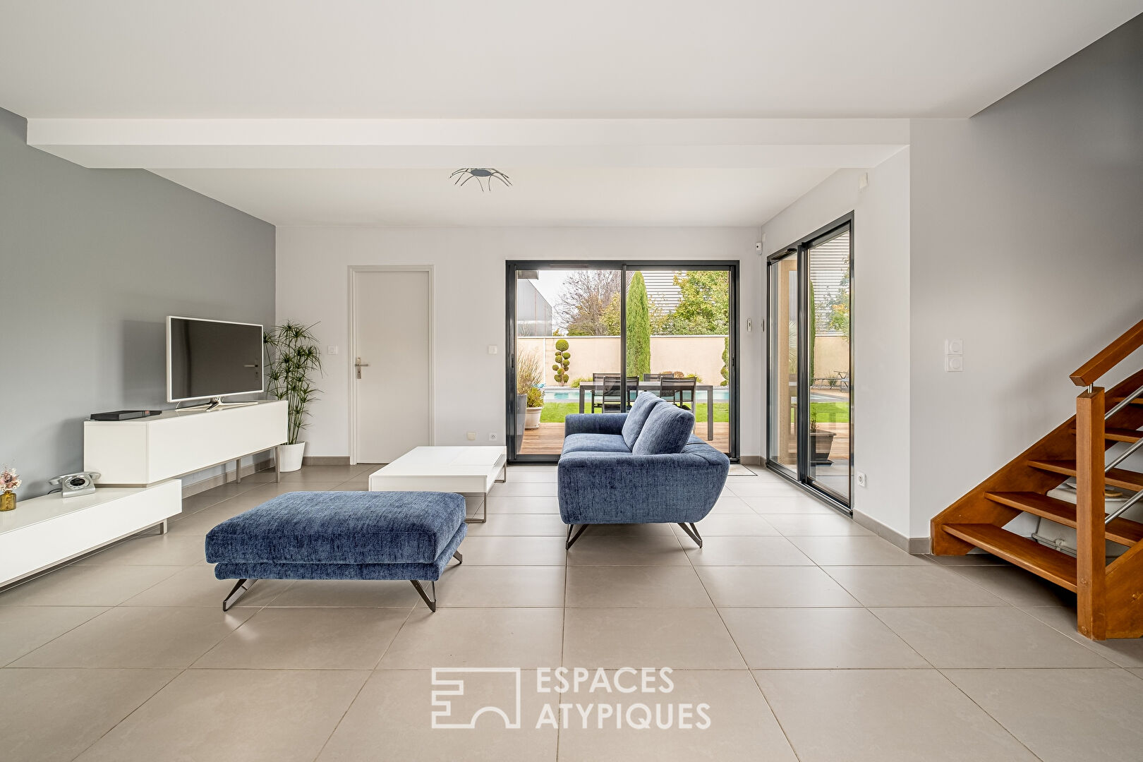 Recent villa with swimming pool and five bedrooms