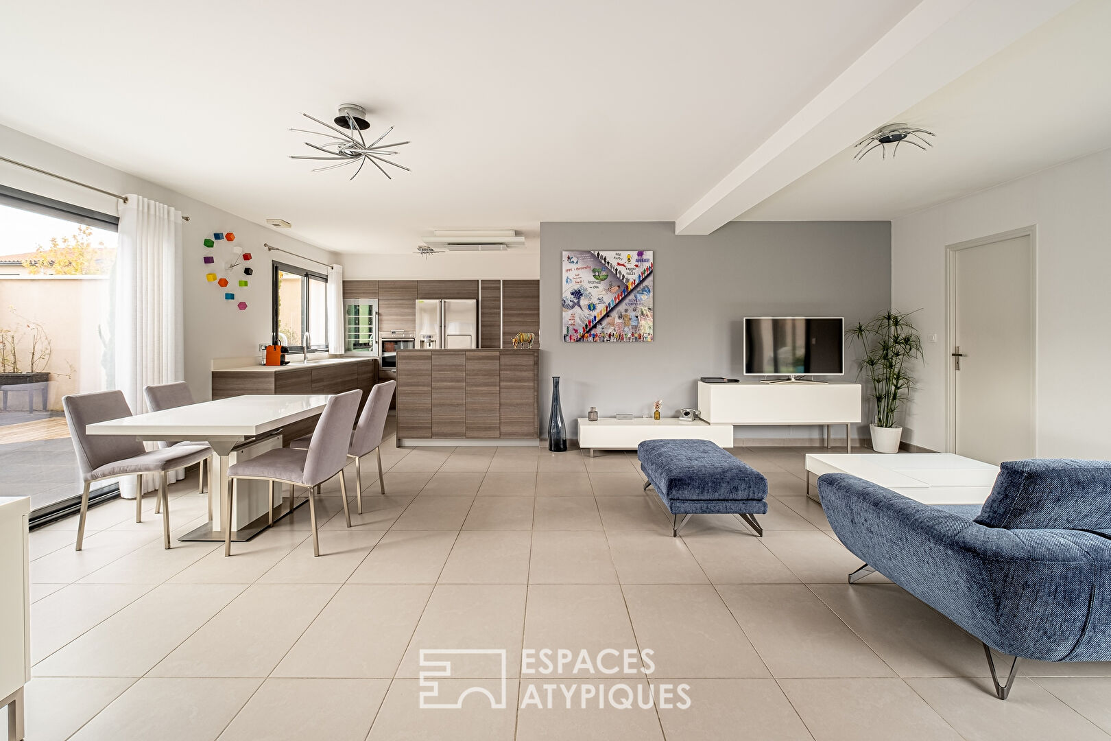 Recent villa with swimming pool and five bedrooms