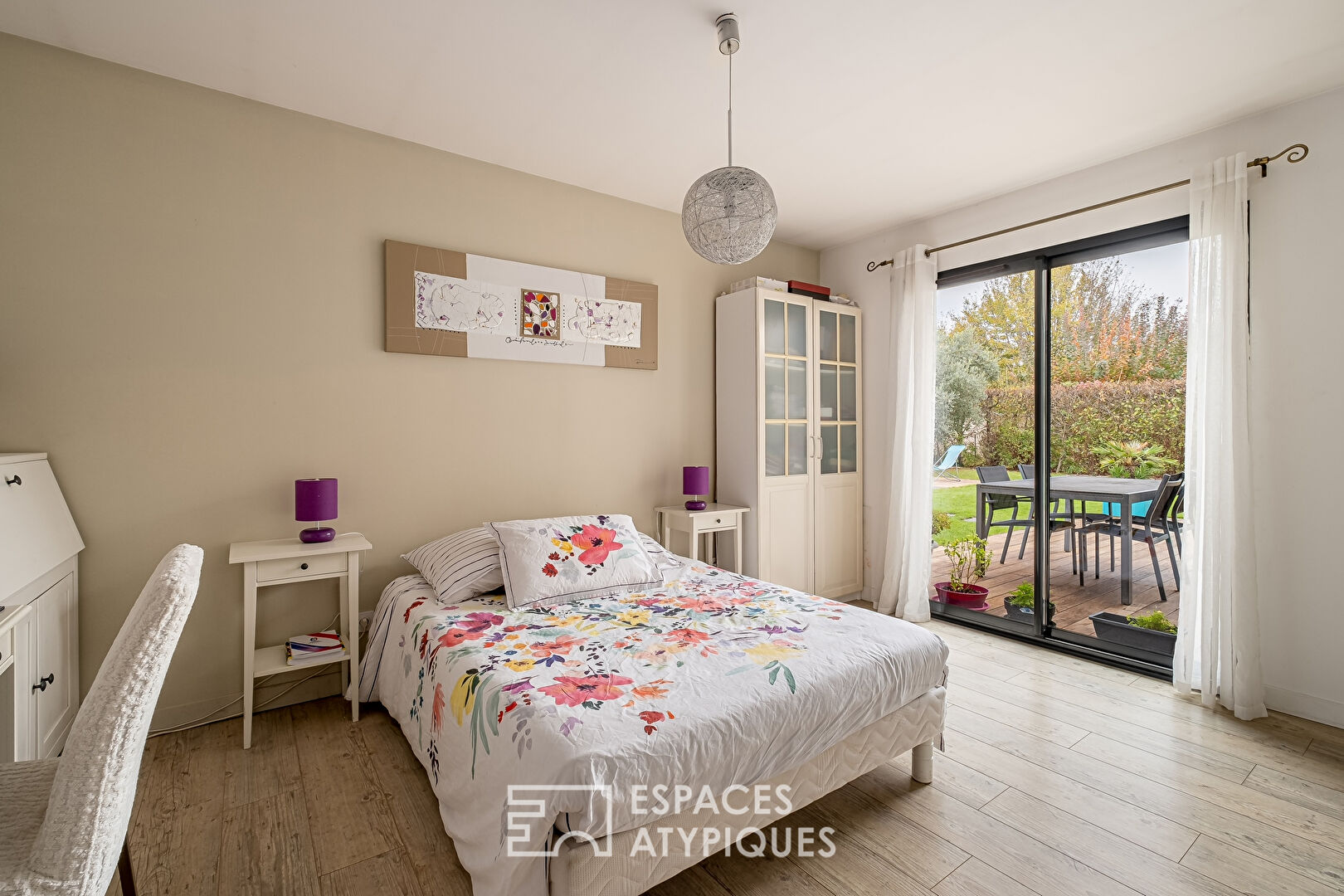 Recent villa with swimming pool and five bedrooms