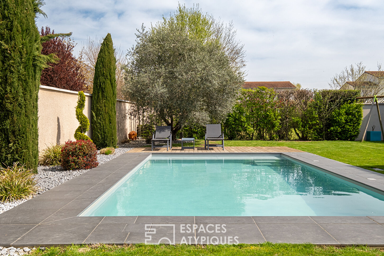 Recent villa with swimming pool and five bedrooms