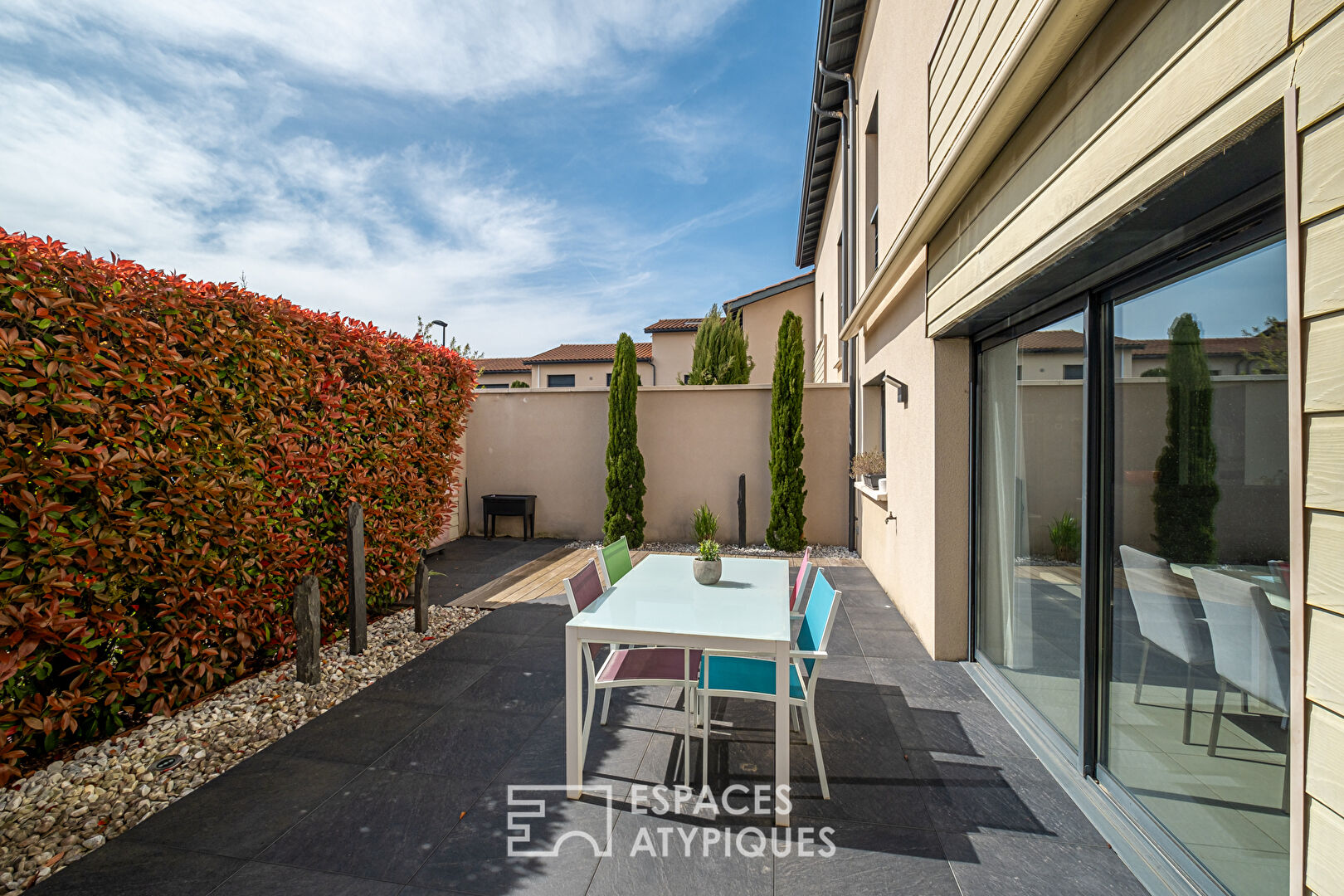Recent villa with swimming pool and five bedrooms