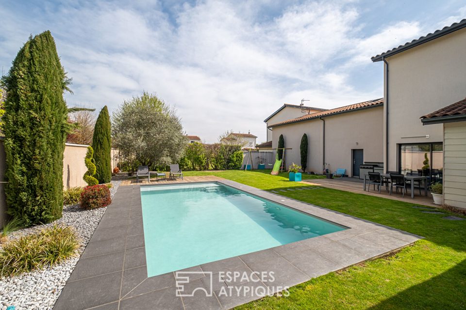 Villa récente avec piscine et cinq chambres