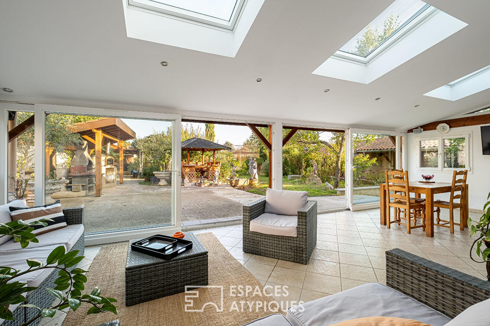 Villa with landscaped garden close to the center