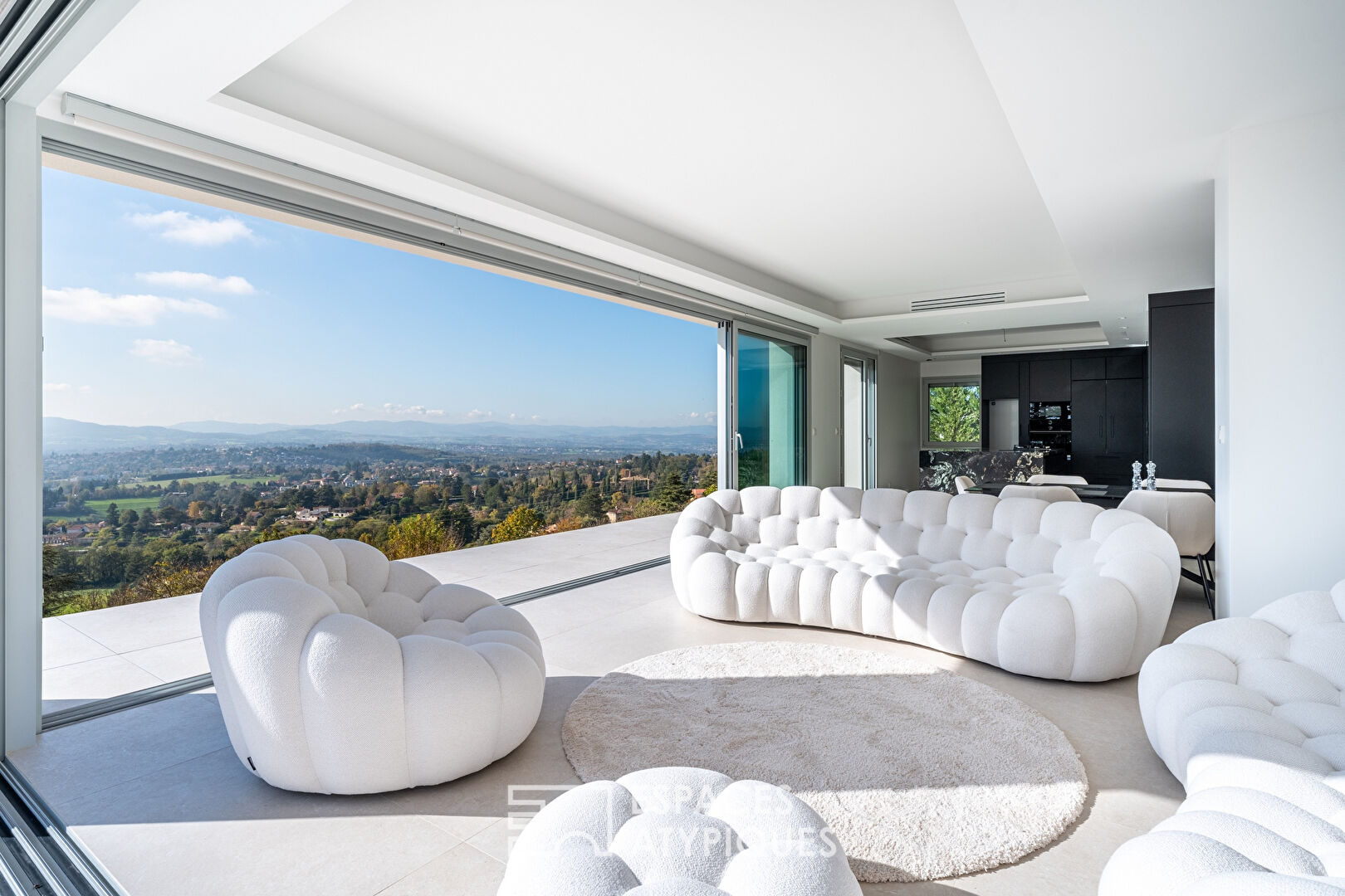 Contemporary villa with panoramic view in the heart of the Monts d’Or