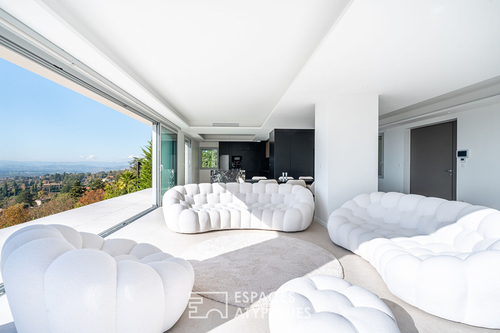 Contemporary villa with panoramic view in the heart of the Monts d’Or