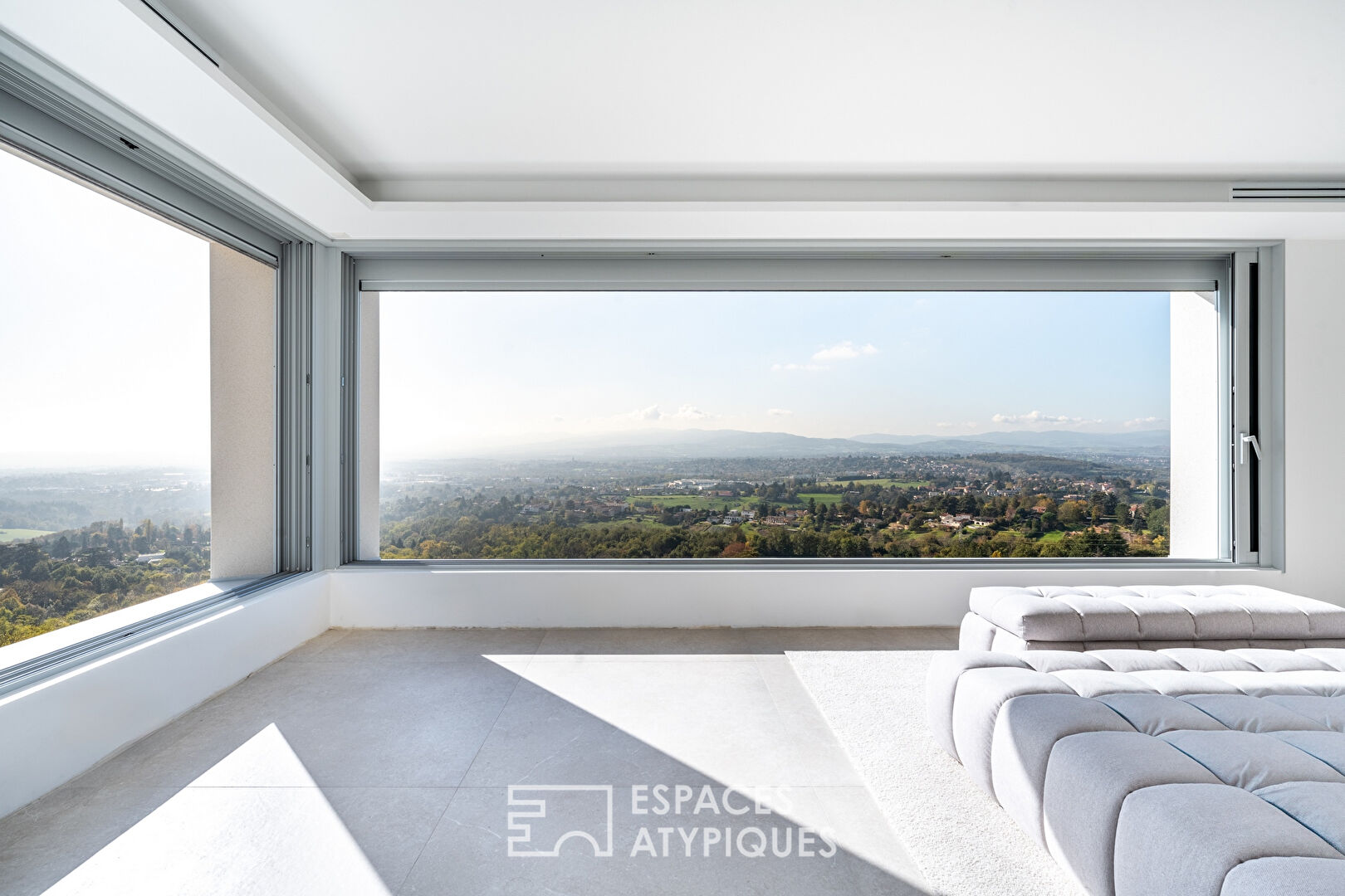 Contemporary villa with panoramic view in the heart of the Monts d’Or