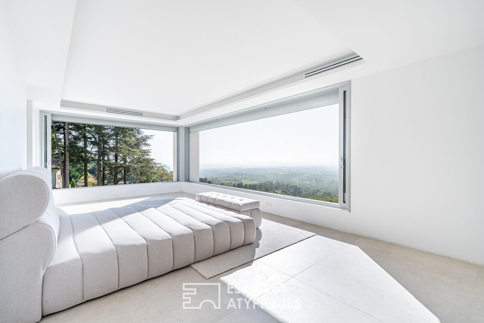 Contemporary villa with panoramic view in the heart of the Monts d’Or