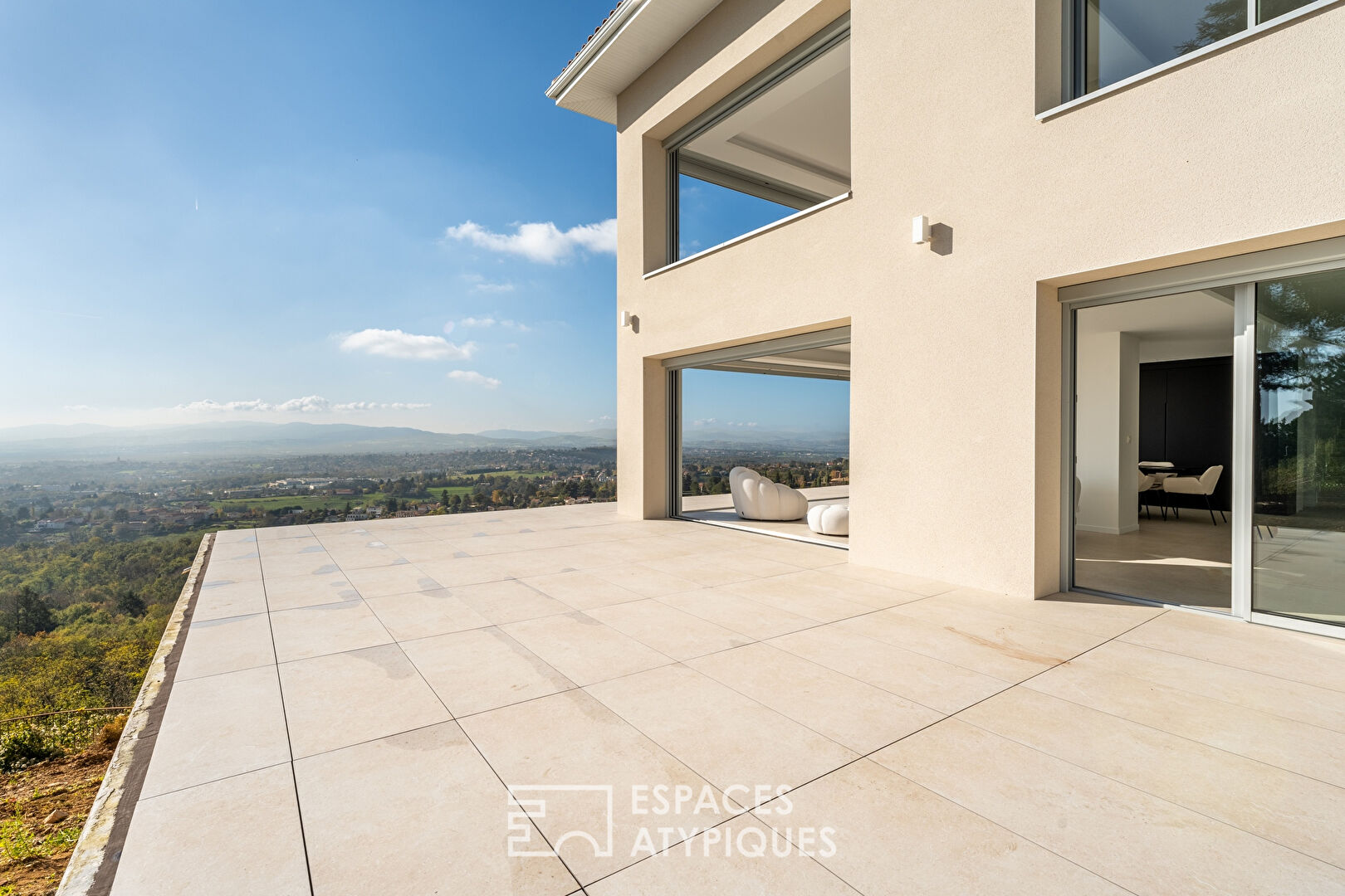 Contemporary villa with panoramic view in the heart of the Monts d’Or