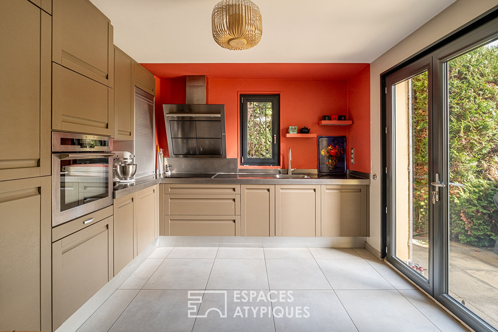 Family home in a peaceful setting in Ecully