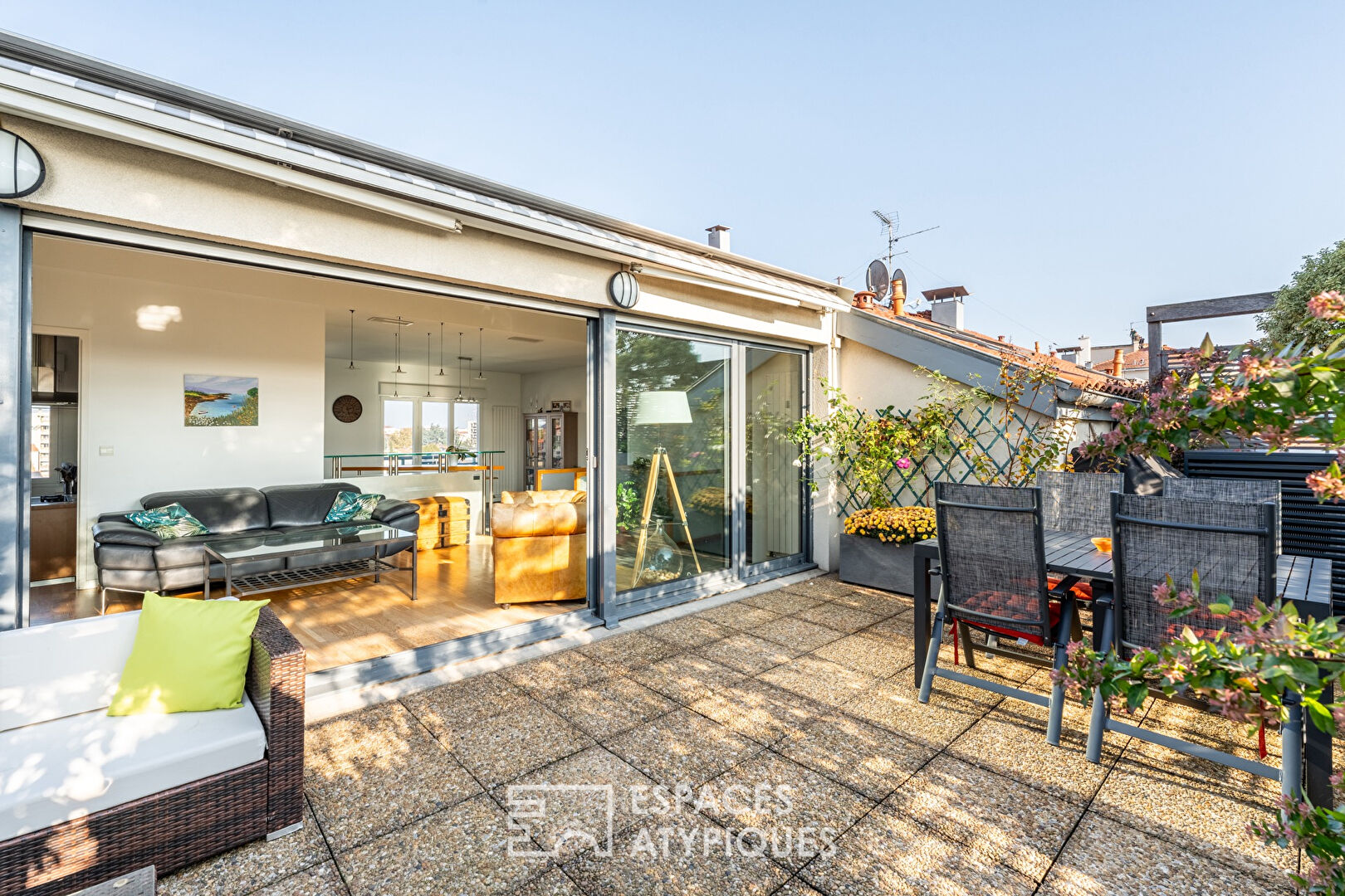 Duplex with terrace and open view on the top floor