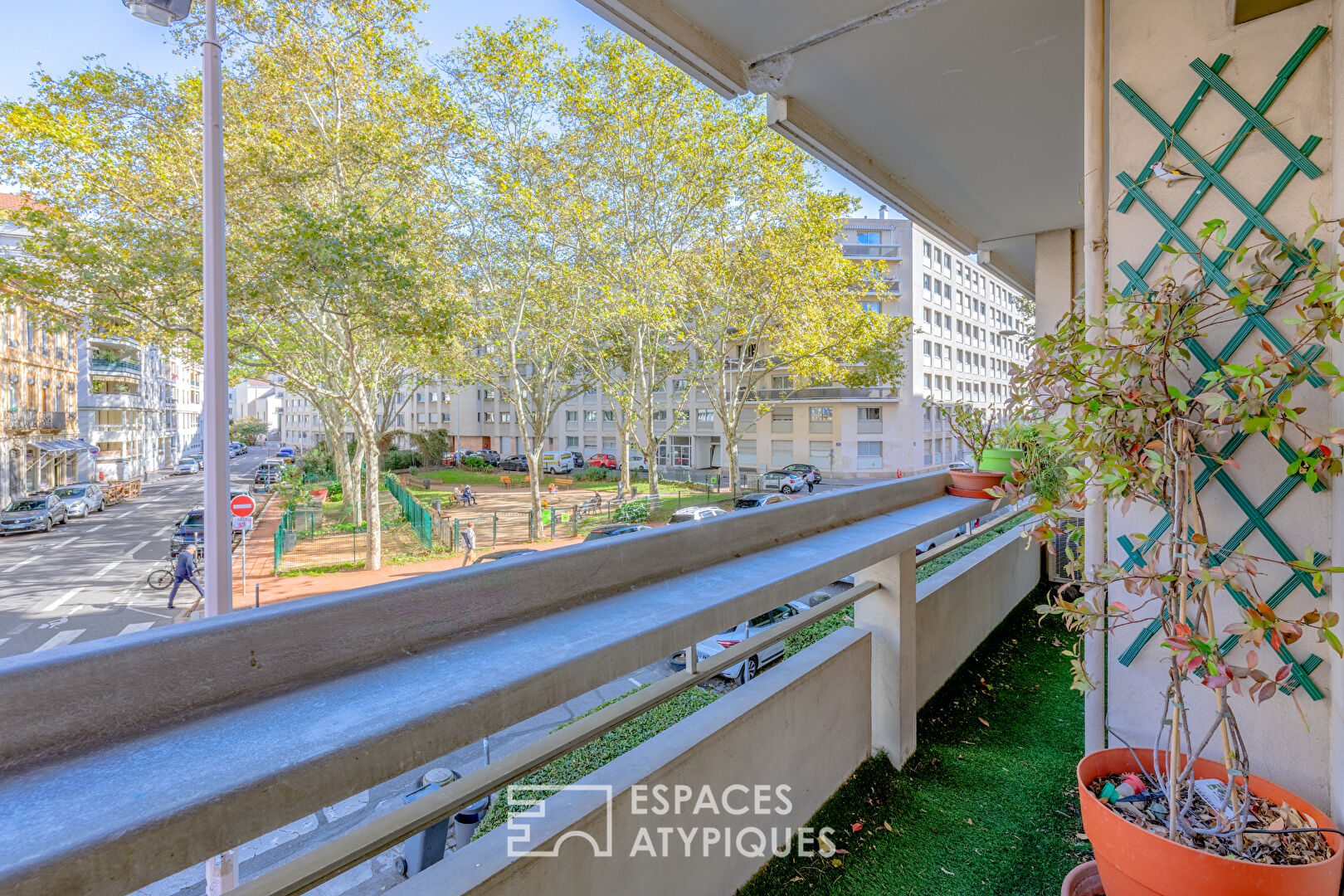 Renovated 5-room apartment with balconies