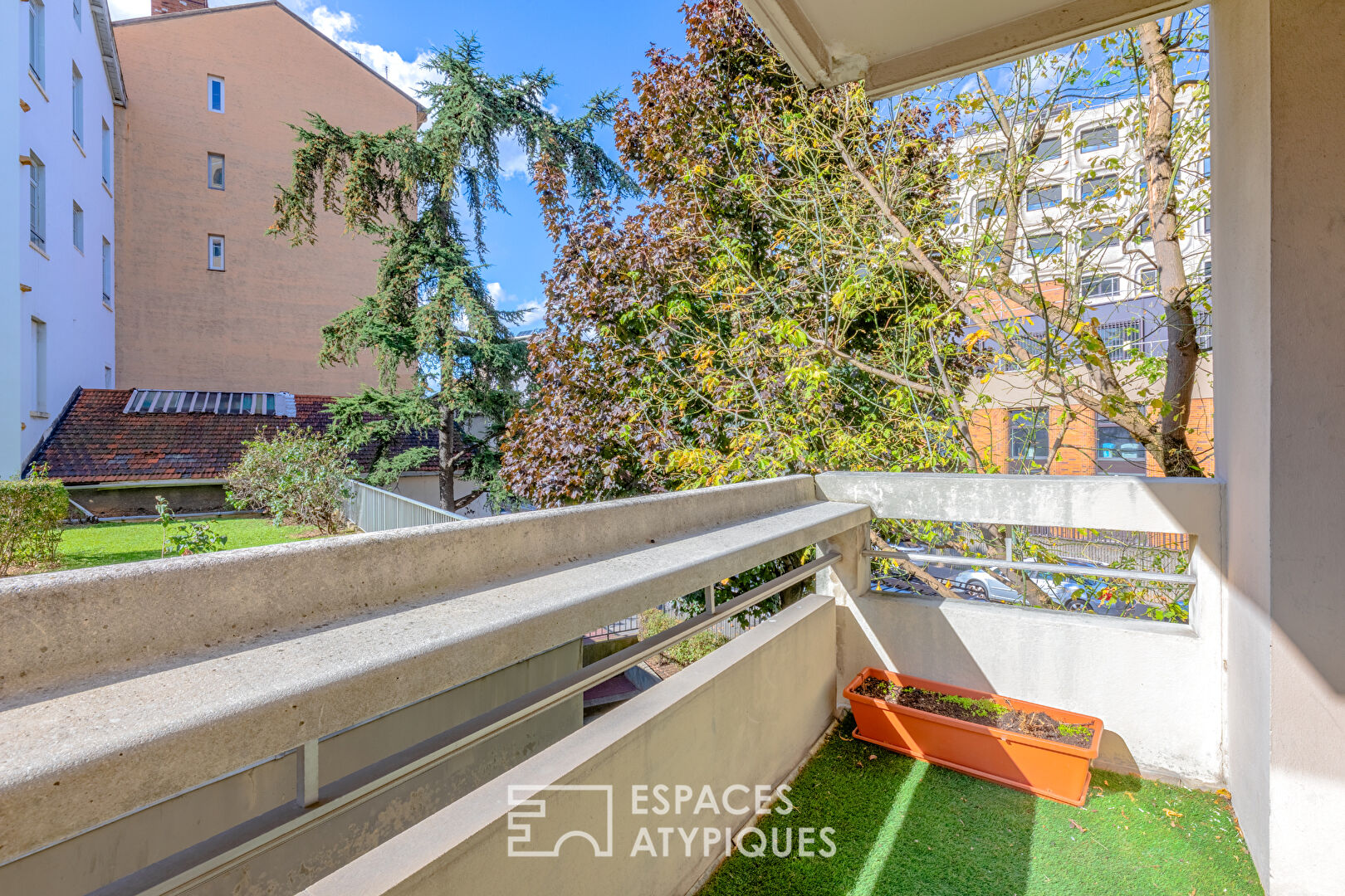 Renovated 5-room apartment with balconies