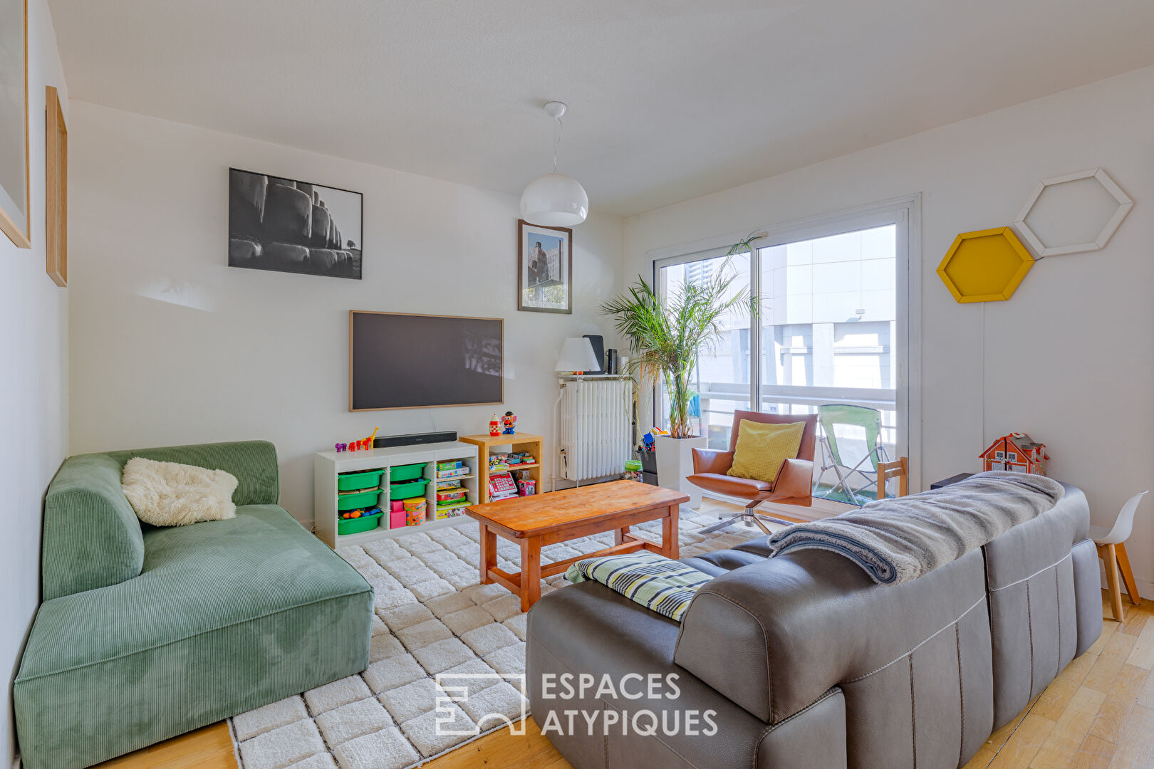 Renovated 5-room apartment with balconies