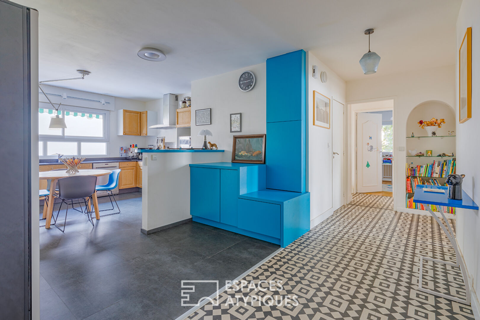 Renovated 5-room apartment with balconies