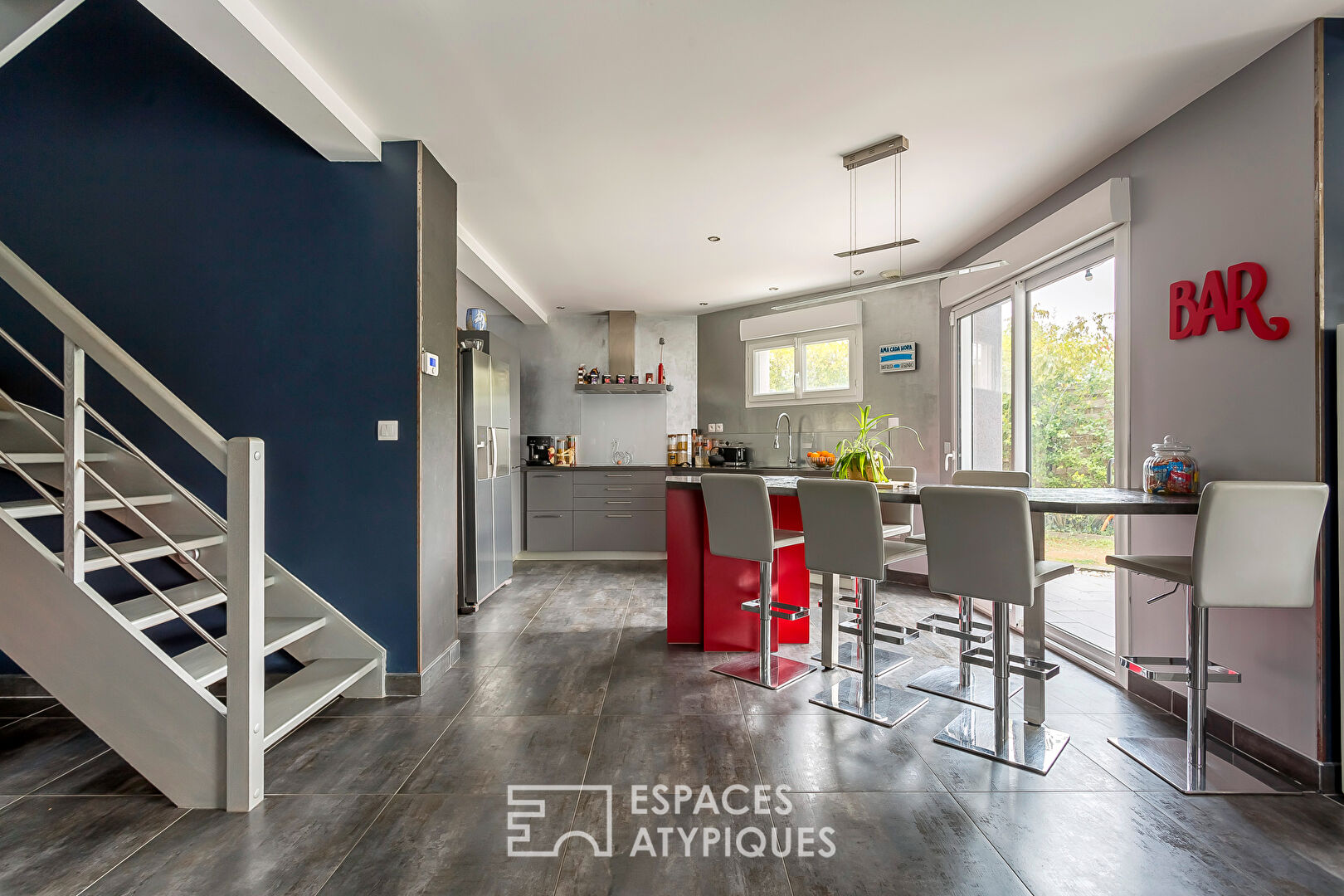 Maison contemporaine avec jardin et piscine